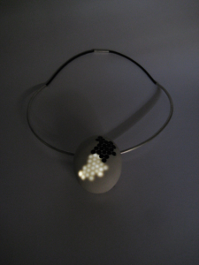 Picture of "evol.3", a jewellery piece by Andrea Nabholz
